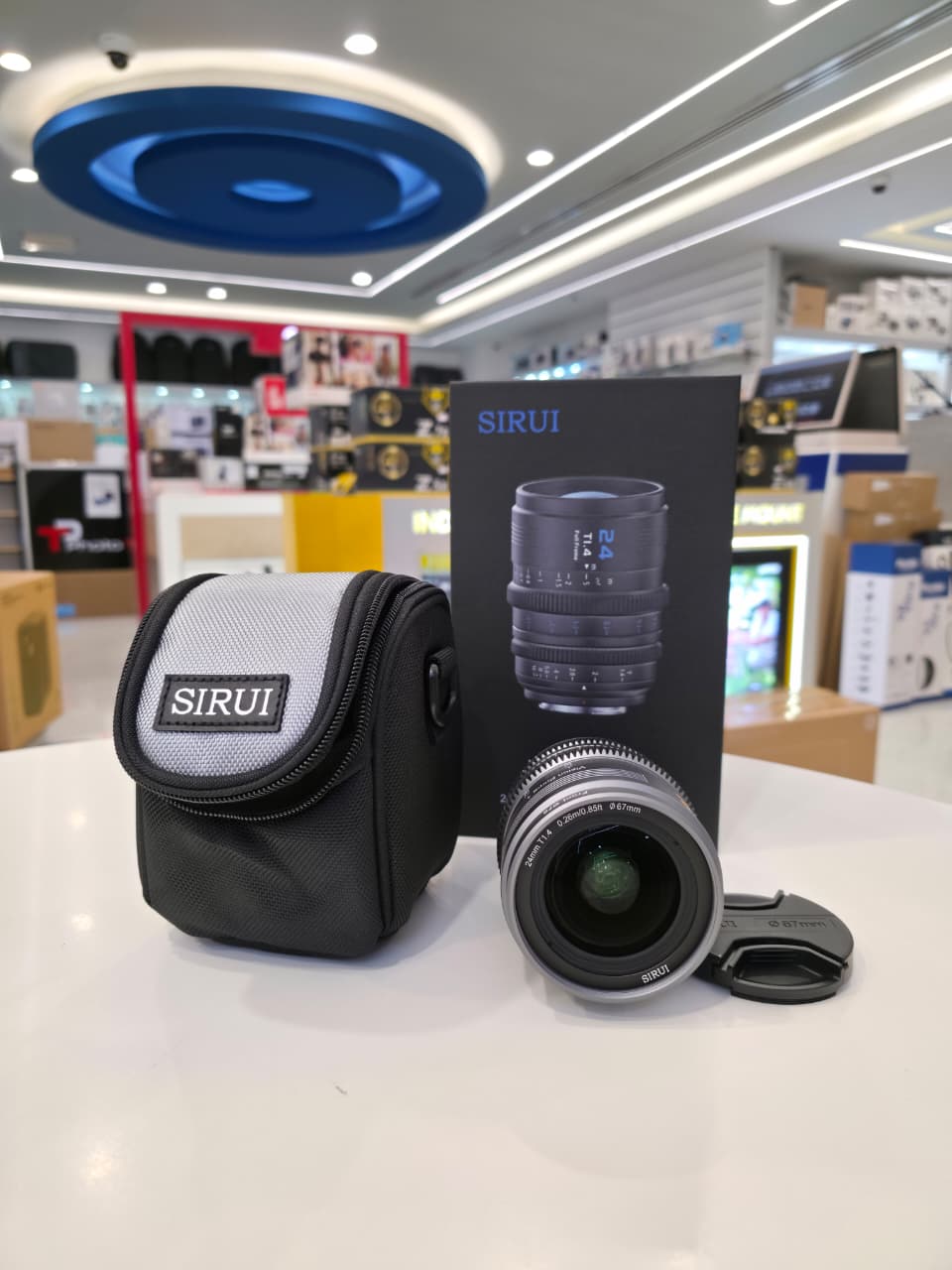 علبة عدسة Sirui Astra 50mm في أفلاك السماء
