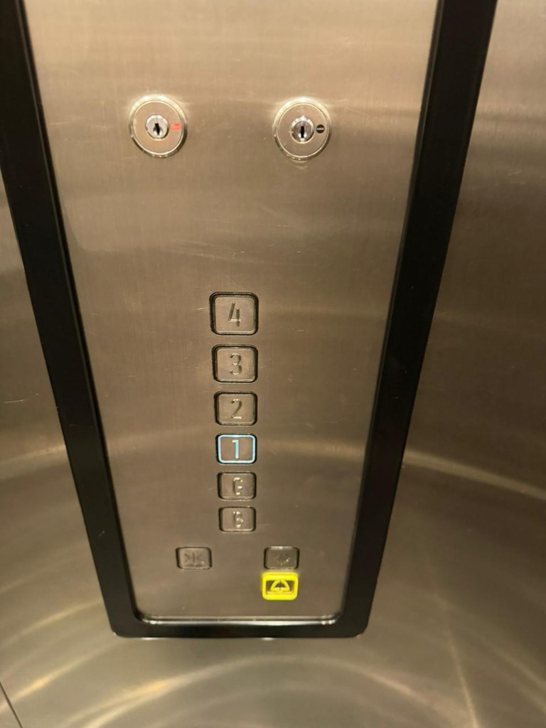 Elevator floor 1 button