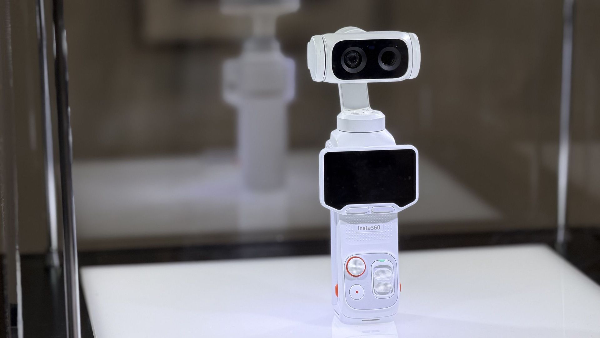 Insta360 Luna Ultra — dual-lens Leica co-engineered pocket gimbal with modular Twist design