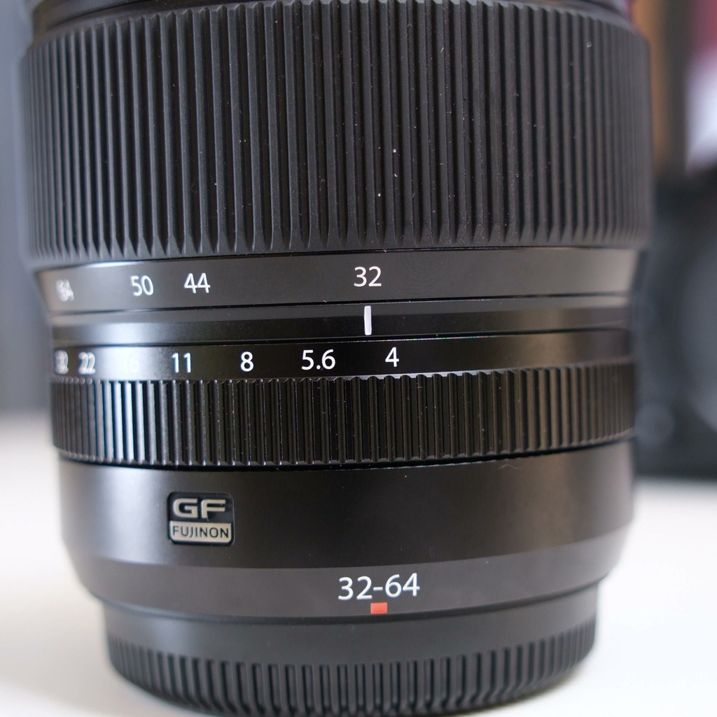 تفاصيل حلقة فتحة العدسة وشعار GF في عدسة 32-64mm