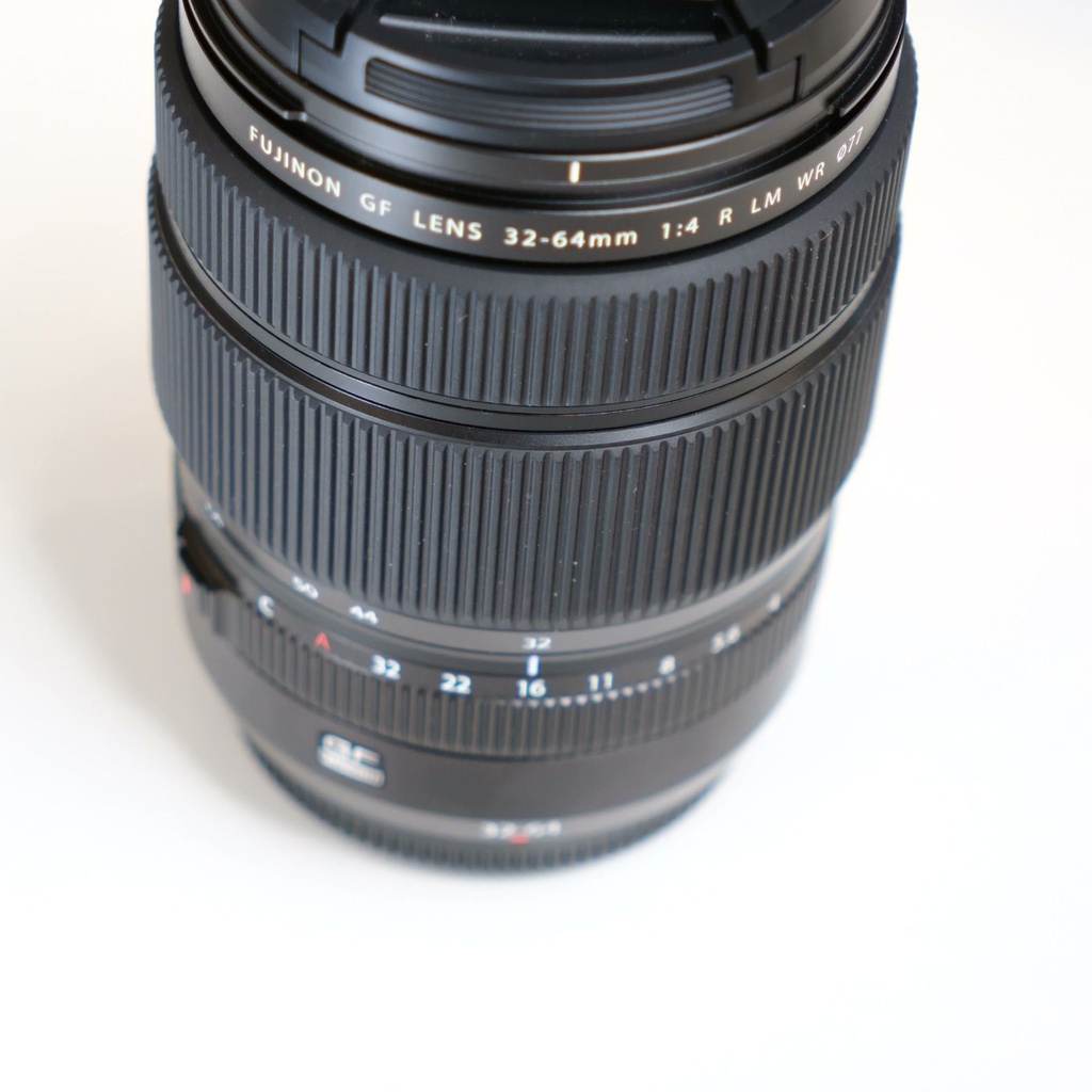 عدسة FUJIFILM GF 32-64mm f/4 R LM WR من الجانب