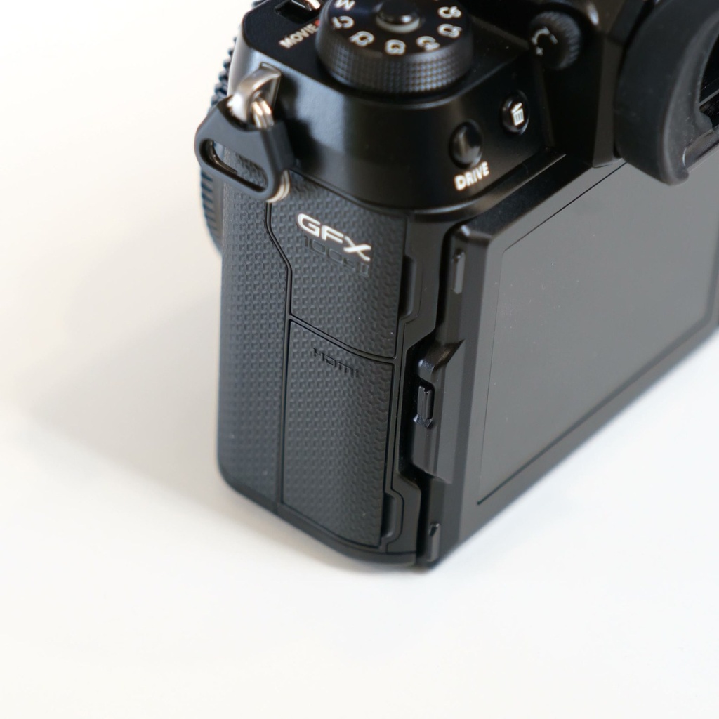 كاميرا FUJIFILM GFX 100S II من الأعلى مع المقبض