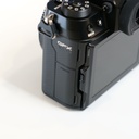 كاميرا FUJIFILM GFX 100S II من الأعلى مع المقبض