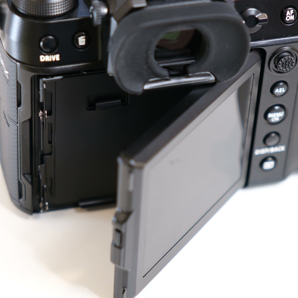 الشاشة الخلفية القابلة للإمالة في FUJIFILM GFX 100S II